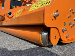 mittelschwerer mulcher mit hydraulische seitenverstellung für alle mittleren traktoren mit reifen oder gleisketten mod grizzly 220