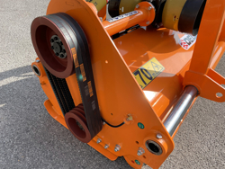 mittelschwerer mulcher mit hydraulische seitenverstellung für alle mittleren traktoren mit reifen oder gleisketten mod grizzly 220