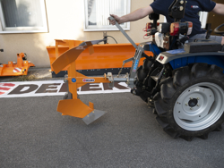 één schaar wentelploeg voor kleine tractoren zoals z b iseki kubota mod drp 25