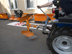 één schaar wentelploeg voor kleine tractoren zoals z b iseki kubota mod drp 25