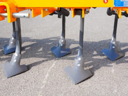 cultivator met 9 vleugelscharen ganzenvoeten 215 cm breed mod. de 215 9 v