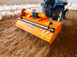 grondfrees voor het hakken en mengen van het strooisel van pluimveebedrijven en koeienstallen deleks inkl. merk aftakas