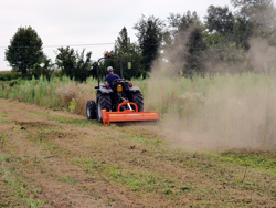 middelzware klepelmaaier zijdelings verschuifbaar voor alle middelzware tractoren met banden of rupsbanden mod. tigre 200