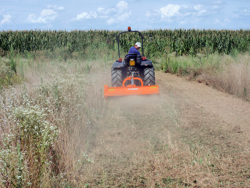 middelzware klepelmaaier zijdelings verschuifbaar voor alle middelzware tractoren met banden of rupsbanden mod. tigre 200