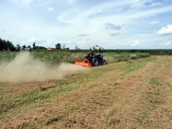 middelzware klepelmaaier zijdelings verschuifbaar voor alle middelzware tractoren met banden of rupsbanden mod. tigre 180