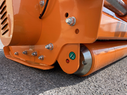 middelzware klepelmaaier met front en achteraanbouw en hydraulische zijdelingse verschuiving voor alle middelzware tractoren met banden of rupskettingen