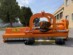 middelzware klepelmaaier met front en achteraanbouw en hydraulische zijdelingse verschuiving voor alle middelzware tractoren met banden of rupskettingen