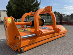 middelzware klepelmaaier met front en achteraanbouw en hydraulische zijdelingse verschuiving voor middelzware tractoren mod grizzly 180