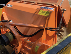 klepelmaaier met opvangbak voor sportvelden of wijngaarden