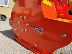 middelzware klepelmaaier met front en achteraanbouw en hydraulische zijdelingse verschuiving voor alle middelzware tractoren met banden of rupskettingen