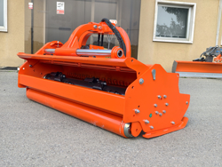 middelzware klepelmaaier met front en achteraanbouw en hydraulische zijdelingse verschuiving voor middelzware tractoren mod cervo 180