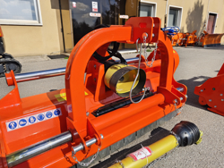 middelzware klepelmaaier met front en achteraanbouw en hydraulische zijdelingse verschuiving voor alle middelzware tractoren met banden of rupskettingen