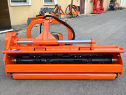 middelzware klepelmaaier met front en achteraanbouw en hydraulische zijdelingse verschuiving voor alle middelzware tractoren met banden of rupskettingen